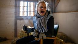 Annabelle (Jenny Löffler) kommt in einem abgedunkelten Raum, an einen Stuhl gefesselt zu sich und ruft verzweifelt um Hilfe.