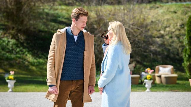 Bild: ARD/Christof Arnold Annabelle (Jenny Löffler) schafft es geschickt, Henry (Patrick Dollmann) zu besänftigen.