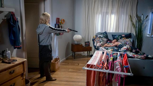 Annabelle (Jenny Löffler) schafft es unbemerkt in die Wohnung von Denise (Helen Barke) zu gelangen, wo ihre Schwester und Joshua (Julian Schneider) ahnungslos schlafen. Wird sie die beiden erschießen?