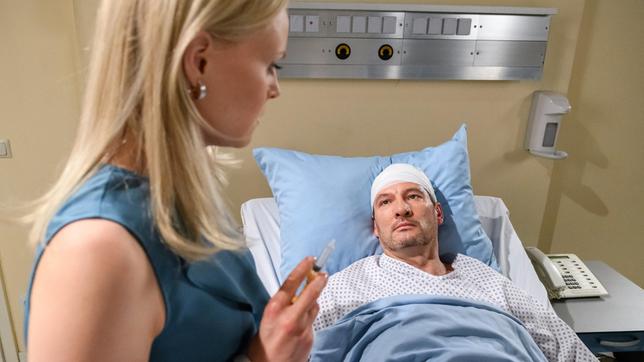 Annabelle (Jenny Löffler) schleicht sich mit einer Spritze in Christophs (Dieter Bach) Krankenzimmer. Wird sie ihren Plan wirklich durchziehen?