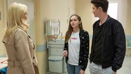 Annabelle (Jenny Löffler) stutzt, als sie Valentina (Paulina Hobratschk) und Fabien (Lukas Schmidt) im Krankenhaus trifft.