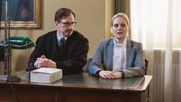 Annabelle (Jenny Löffler) wird der Prozess gemacht. In der Anhörung bittet sie voller Reue um Vergebung (mit Komparse).