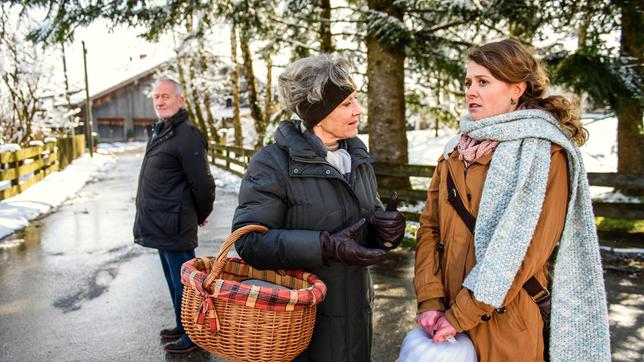Bild: ARD/Christof Arnold Anni (Regina Fink) lehnt Hildegards (Antje Hagen) und Alfons' (Sepp Schauer) Hilfe ab.