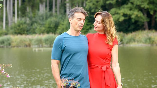 Bild: ARD/Christof Arnold Ariane (Viola Wedekind) berichtet Robert (Lorenzo Patané) von Lias Anfeindungen.
