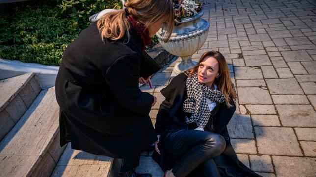 Bild: ARD/Christof Arnold Ariane (Viola Wedekind) beschuldigt Lia (Deborah Müller), sie die Treppe hinuntergestoßen zu haben.