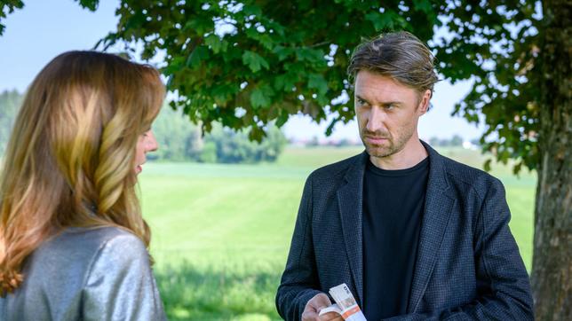 Bild: ARD/Christof Arnold Ariane (Viola Wedekind) bezahlt Patrick (Peter Schorn) dafür, dass er Lia und Robert auseinanderbringt.