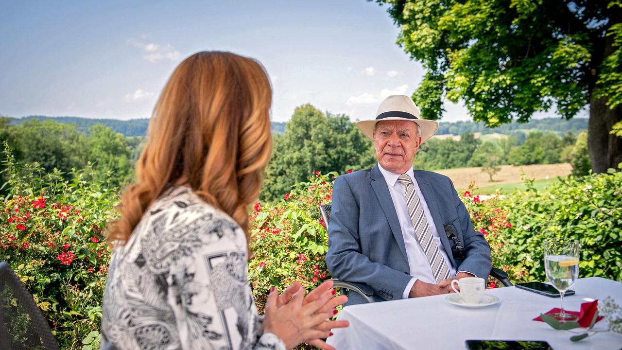 Ariane (Viola Wedekind) erfährt von Werner (Dirk Galuba), dass Robert womöglich nicht aus Italien zurückkehren wird.