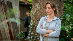 Ariane (Viola Wedekind) hält sich im Hintergrund, während Robert (Lorenzo Patané) versucht, mit Lia zu reden.