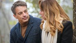 Ariane (Viola Wedekind) ist getroffen, als Robert (Lorenzo Patané) ihre Beziehung vor Valentina geheim halten will.
