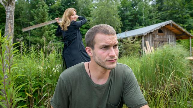 Bild: ARD/Christof Arnold Ariane (Viola Wedekind, hinten) kann nicht zulassen, dass Tim (Florian Frowein, vorne) ihren Plan durchkreuzt.