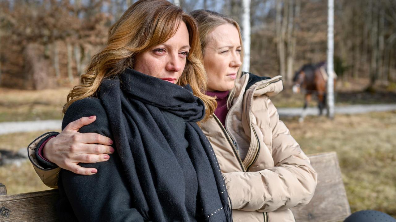 Ariane (Viola Wedekind) lehnt Selinas (Katja Rosin) Hilfsangebot ab.