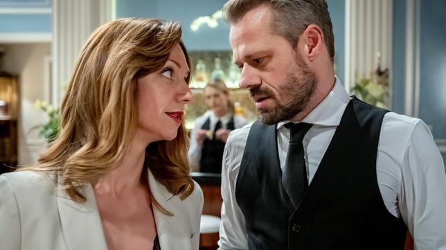 Bild: ARD/Christof Arnold Ariane (Viola Wedekind) lotst Erik (Sven Waasner) von Rosalie (Natalie Alison) weg zu einem Stelldichein.