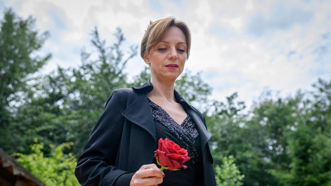 Bild: ARD/Christof Arnold Ariane (Viola Wedekind) nimmt Abschied.
