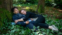 Ariane (Viola Wedekind) schmiegt sich an Robert (Lorenzo Patané), während dieser schläft.