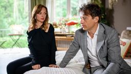 Ariane (Viola Wedekind) überzeugt Robert (Lorenzo Patané), dass Werner für die Trennung verantwortlich ist.