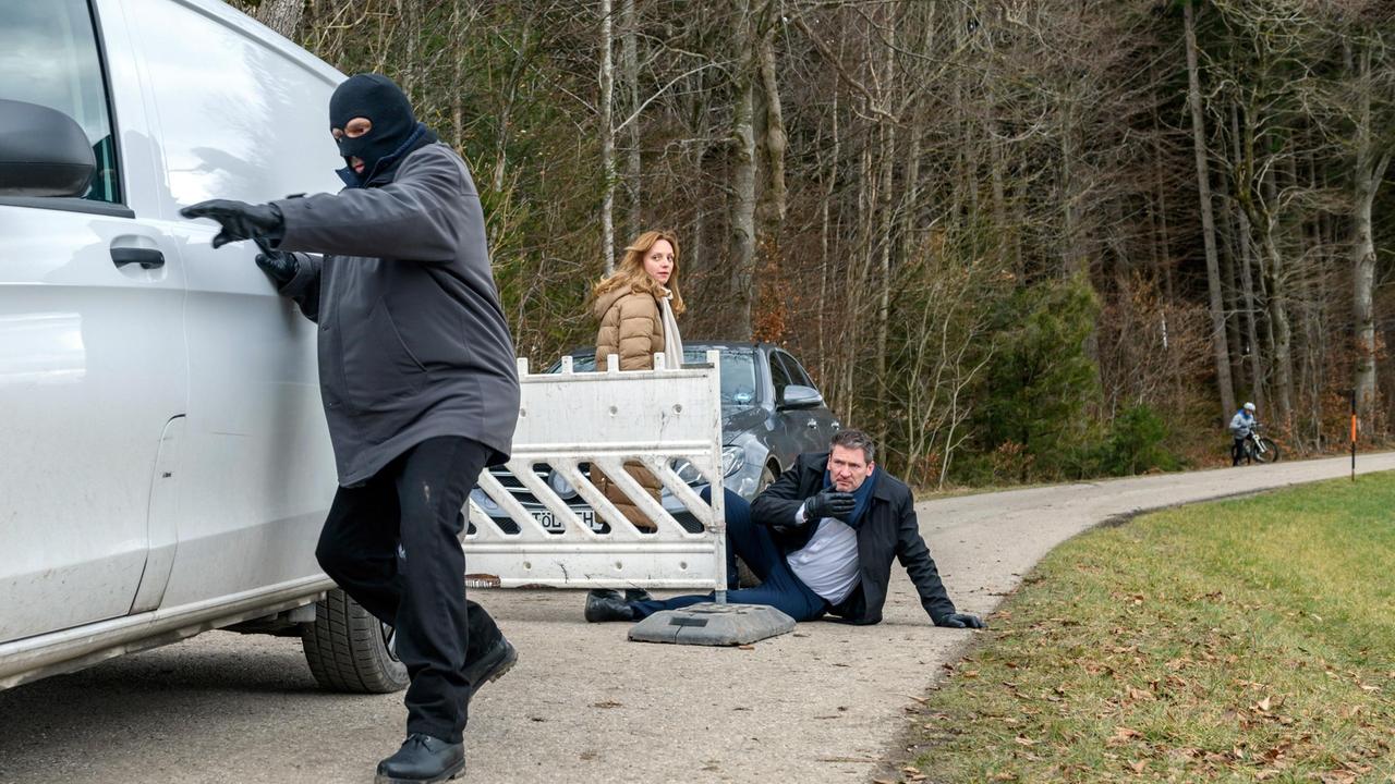 Ariane (Viola Wedekind) und Christoph (Dieter Bach) werden Opfer eines Raubüberfalls (mit Komparse).