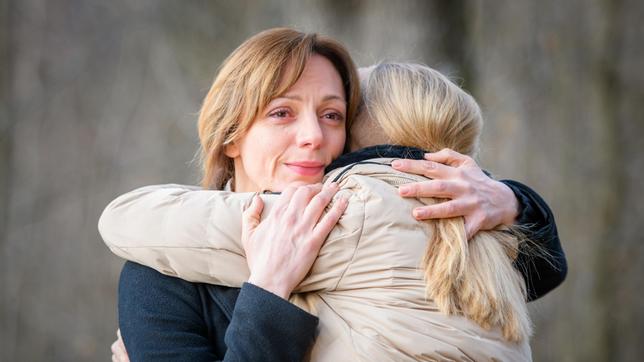 Bild: ARD/Christof Arnold Ariane (Viola Wedekind) und Selina (Katja Rosin) nehmen Abschied voneinander.