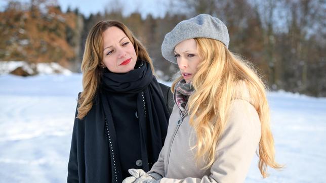 Bild: ARD/Christof Arnold Ariane (Viola Wedekind) verspricht Rosalie (Natalie Alison), ihr das ungekürzte Video zu beschaffen.