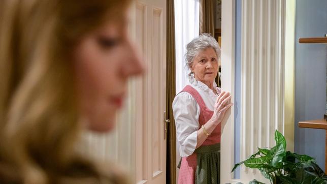 Bild: ARD Ariane (Viola Wedekind) versucht, Hildegard (Antje Hagen) das Rentnerdasein schmackhaft zu machen.