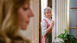 Ariane (Viola Wedekind) versucht, Hildegard (Antje Hagen) das Rentnerdasein schmackhaft zu machen.