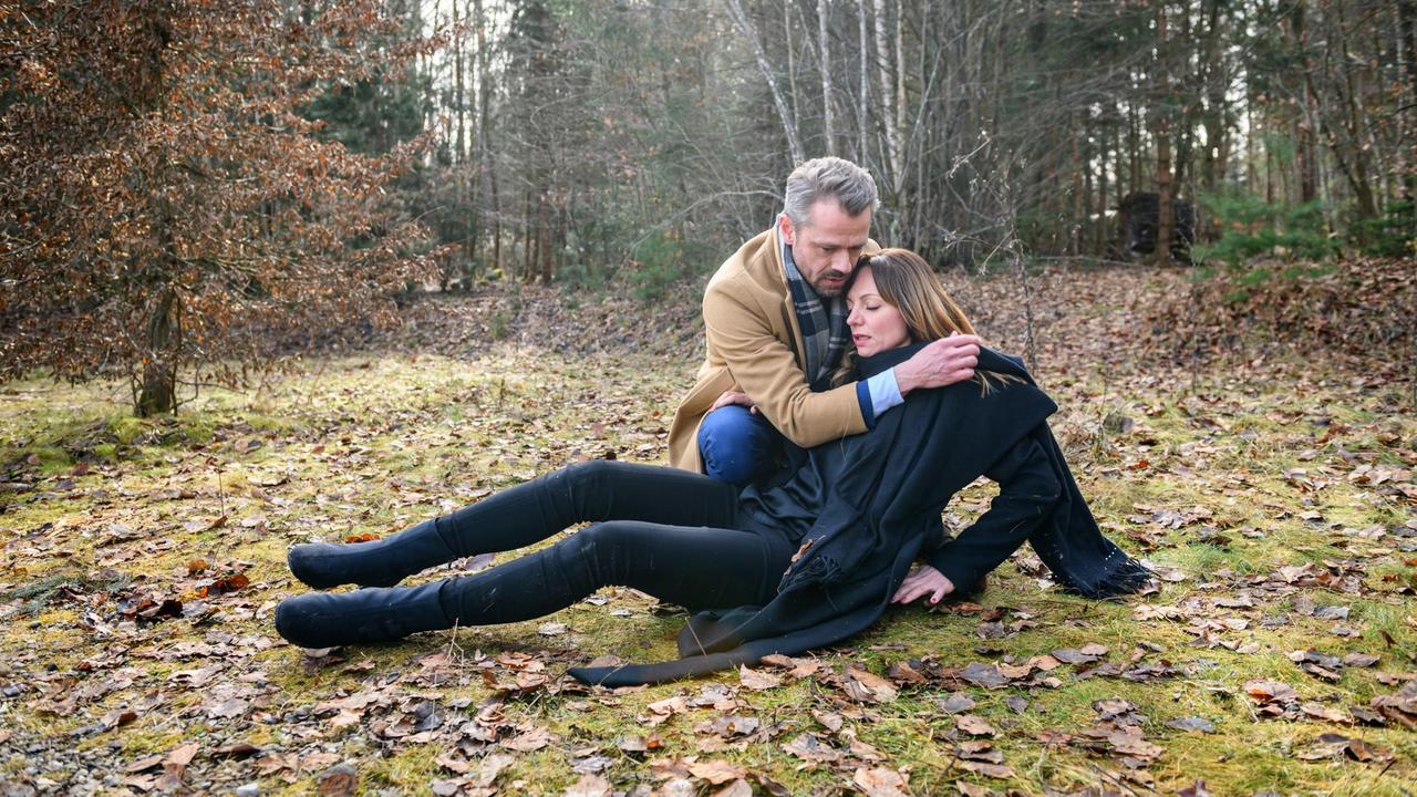 Ariane (Viola Wedekind) wird von Erik (Sven Waasner) gerettet.