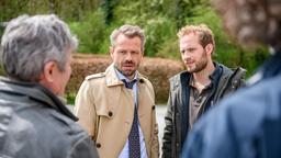 Auf Florians (Arne Löber) Drängen hin, stellt sich Erik (Sven Waasner) Kommissar Meyser (Christoph Krix, l., mit Komparse).