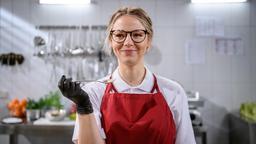 Auf Tinas Rat hin nimmt Josie (Lena Conzendorf) sich vor, sich voll und ganz auf ihre Arbeit zu konzentrieren.