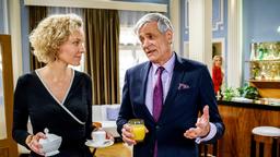 Beatrice (Isabella Hübner) beobachtet, ob Friedrich (Dietrich Adam, M. mit Melanie Wiegmann) den von ihr vergifteten Orangensaft auch wirklich trinkt.