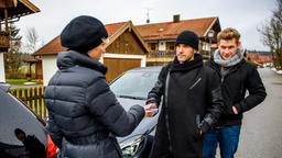 Beatrice (Isabella Hübner) beschädigt das Auto, mit dem Norman (Niklas Löffler) und Dexter Torrence (Andreas Beckett) unterwegs sind.