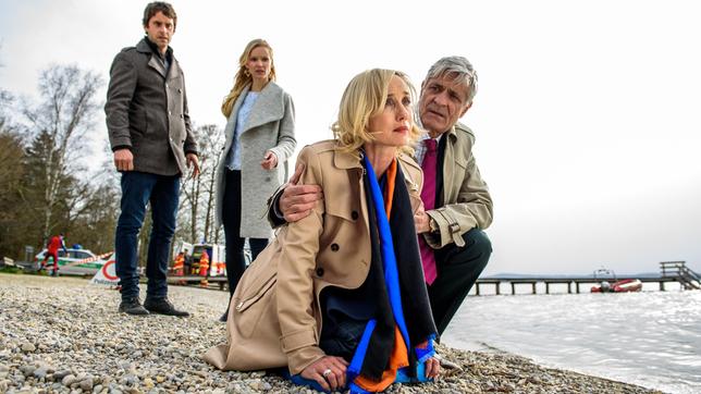 Bild: ARD/Christof Arnold Beatrice (Isabella Hübner) beschuldigt Luisa (Magdalena Steinlein, h.) und Sebastian (Kai Albrecht, h.), David auf dem Gewissen zu haben. Friedrich (Dietrich Adam) versucht indessen, Beatrice zu beruhigen.