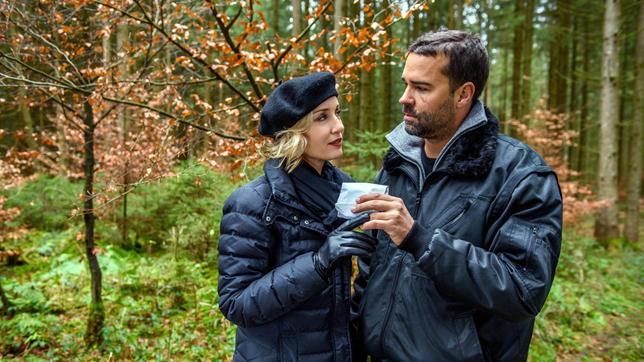 Bild: ARD/Christof Arnold Beatrice (Isabella Hübner) gibt Eric (Philip Köstring) neue Instruktionen.