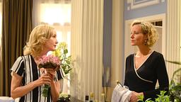 Beatrice (Isabella Hübner) gibt Natascha (Melanie Wiegmann) zu verstehen, dass sie Desirée den Brautstrauß bringen wird.