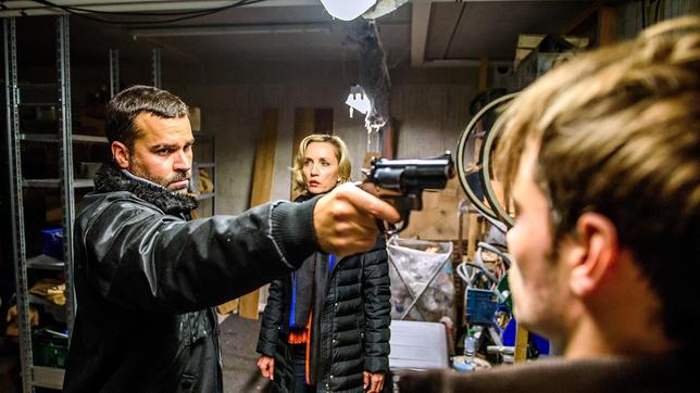 Bild: ARD/Christof Arnold Beatrice (Isabella Hübner) ist geschockt, als Eric (Philip Köstring) damit droht, David (Michael N. Kühl) umzubringen.