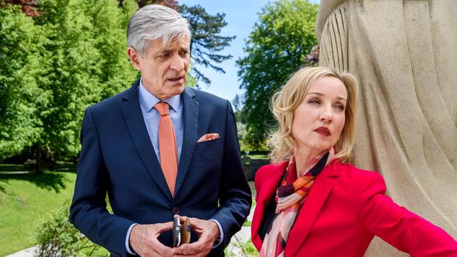 Bild: ARD/Christof Arnold Beatrice (Isabella Hübner) setzt sich bei Friedrich (Dietrich Adam) für Tina ein.