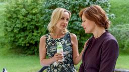Beatrice (Isabella Hübner) versichert Susan (Marion Mitterhammer), dass sie keine Schuld an Tinas Zustand trifft.