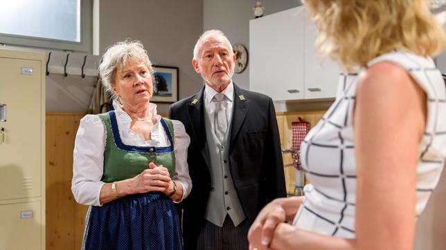 Bild: ARD/Christof Arnold Beatrice (Isabella Hübner) versucht, durch Alfons (Sepp Schauer) und Hildegard (Antje Hagen, hinten) Tinas Aufenthaltsort herauszufinden.