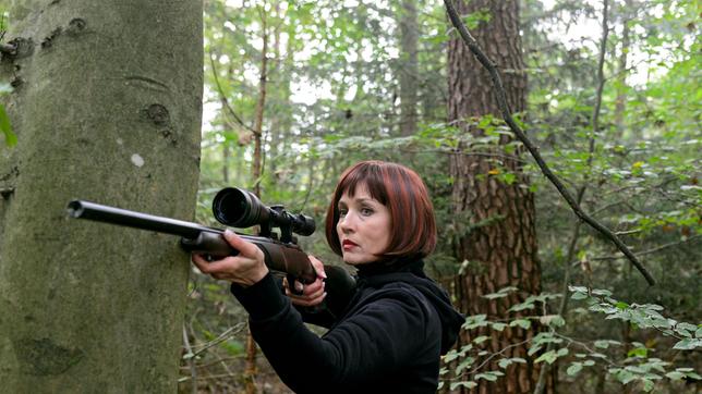 Beatrice (Isabella Hübner) will Adrian erschießen.