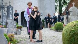 Denise (Helen Barke, r.) und Lucy (Jennifer Siemann, l.) geben sich Halt für die bevorstehende Beerdigung.