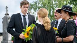 Paul (Sandro Kirtzel, l.) erfährt von Lucy (Jennifer Siemann, r.), dass ihre und Romys Eltern es nicht zur Beerdigung schaffen.