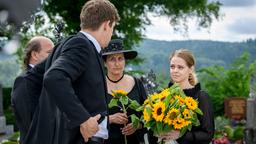 Lucy (Jennifer Siemann, r.) ist froh, dass Paul (Sandro Kirtzel, l.) es kurz vor der Beerdigung noch geschafft hat, Romys Lieblingsblumen zu besorgen.