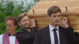 Paul (Sandro Kirtzel) trägt zusammen mit Boris und Joshua Romys Sarg zum Grab.