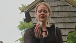 Lucy (Jennifer Siemann) nimmt Abschied von ihrer Schwester Romy.