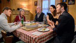 Bei dem Abendessen mit Hildegard (Antje Hagen), Alfons (Sepp Schauer) und Vanessa (Jeannine Gaspár) provoziert Max (Stefan Hartmann) Georg (Robert Herrmanns).