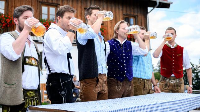 Bild: ARD/Christof Arnold Bei dem Wettkampf um den Bierprinzen-Titel geben Paul (Sandro Kirtzel), Michael (Erich Altenkopf) und Boris (Florian Frowein) alles (mit Komparsen).