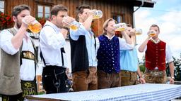 Bei dem Wettkampf um den Bierprinzen-Titel geben Paul (Sandro Kirtzel), Michael (Erich Altenkopf) und Boris (Florian Frowein) alles (mit Komparsen).
