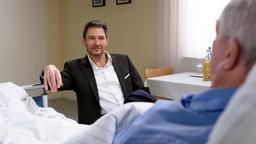Bei einem Besuch im Krankenhaus gibt Christoph (Dieter Bach) sich vor Werner (Dirk Galuba) siegessicher.