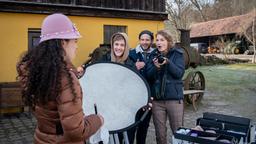 Bei einem Fotoshooting von Majas (Christina Arends) Hüten, soll auch Shirin (Merve Çakır) abgelichtet werden. Dabei bemerkt sie nicht, dass Max (Stefan Hartmann, 2. v.) ihren sehnsüchtigen Blick zu Florian (Arne Löber) mitbekommt.