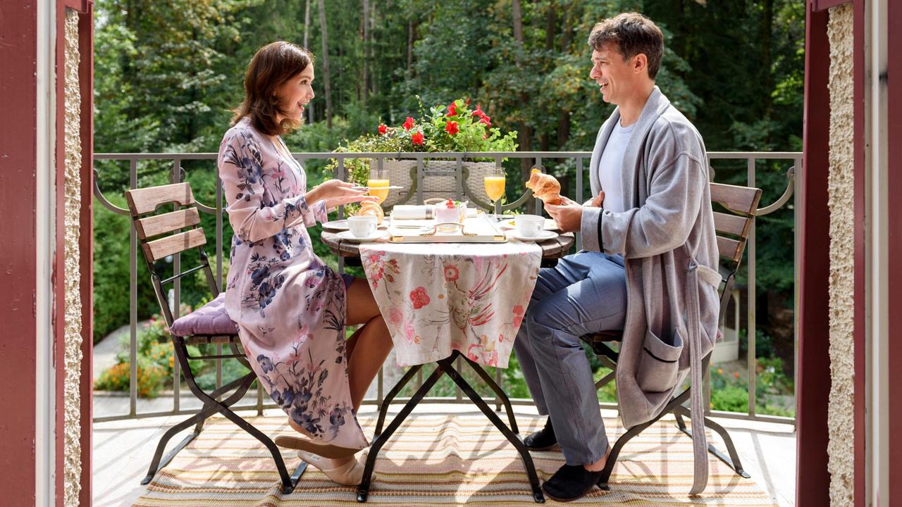 Bei einem Frühstück auf dem Balkon kann Eva (Uta Kargel) Robert (Lorenzo Patané) ein bisschen von seinen Sorgen ablenken.