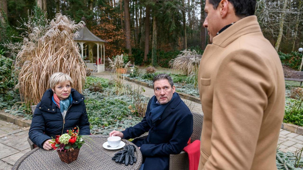 Bei einem Gespräch zwischen Christoph (Dieter Bach) und Dirk (Markus Pfeiffer) bemerkt Linda (Julia Grimpe), wie sehr Tims Schicksal Dirk mitnimmt.