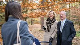 Bei einem Spaziergang mit Werner (Dirk Galuba) wird Natascha (Melanie Wiegmann) von einem Gast (Komparsin) für Felicitas' Großmutter gehalten.